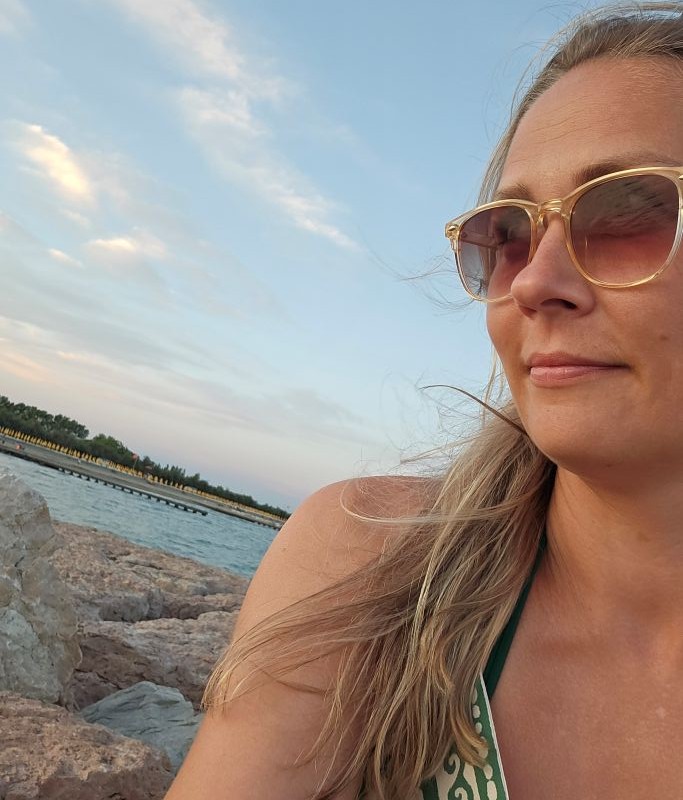 Portrait von Maria Koch am Meer – spirituelle Beraterin und Astrologin