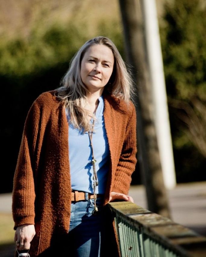 Maria Koch steht entspannt im Freien ud strahlt Klarheit, Präsenz und innere Stabilität aus“