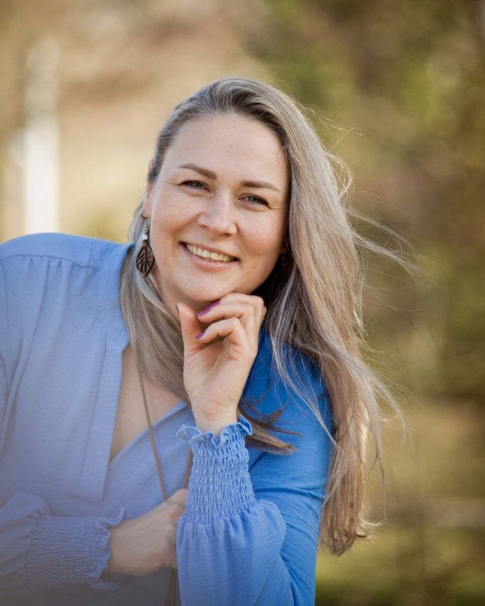 Maria Koch lächelt freundlich in die Kamera und strahlt Offenheit, Wärme und Vertrauen aus